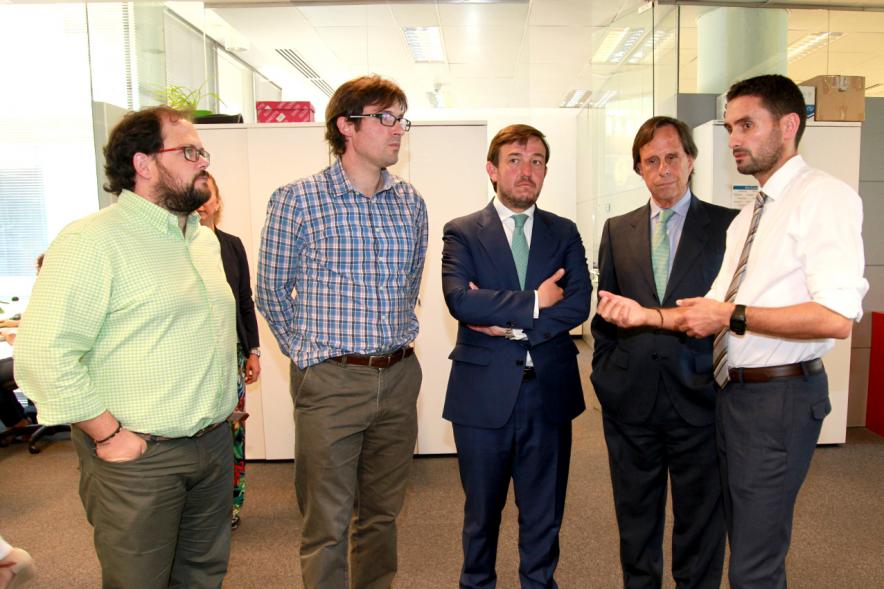 Visita a la Empresa Secuoya - Las autoridades municipales con los directivos.