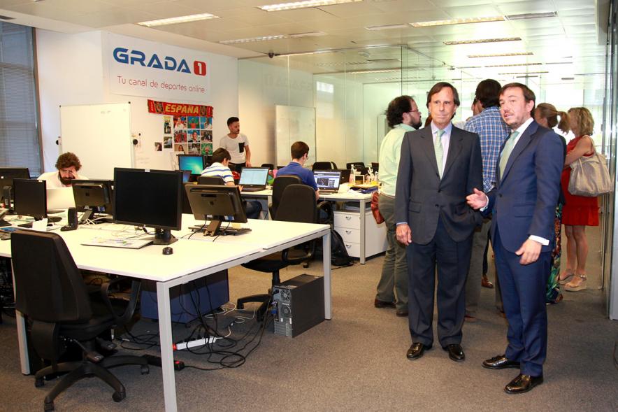 Visita a la Empresa Secuoya - El alcalde con el director.