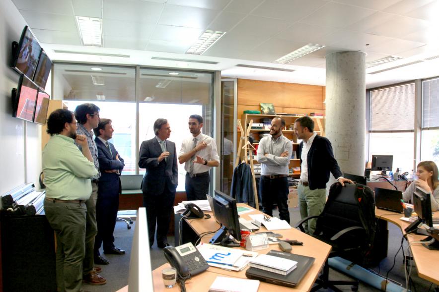 Visita a la Empresa Secuoya - Las autoridades municipales con los directivos.