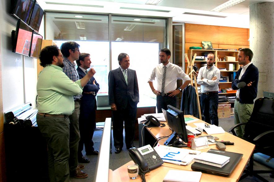 Visita a la Empresa Secuoya - Las autoridades municipales con los directivos.
