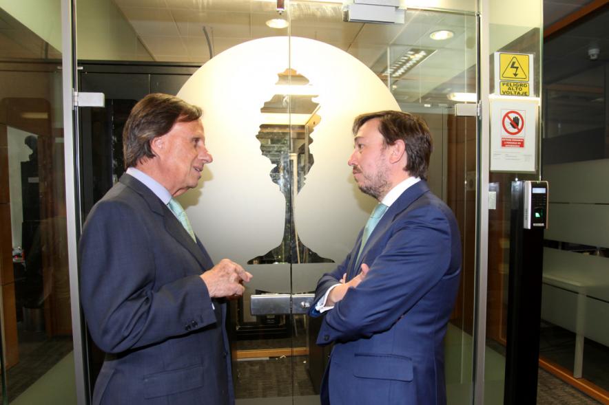 Visita a la Empresa Secuoya - El alcalde con el director.