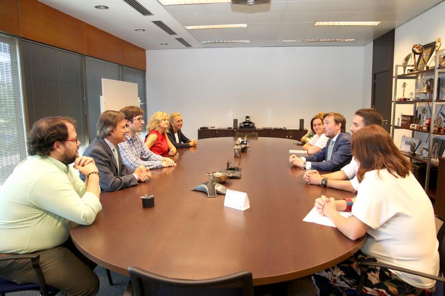 Visita a la Empresa Secuoya - Reunión de las autoridades con los directivos.