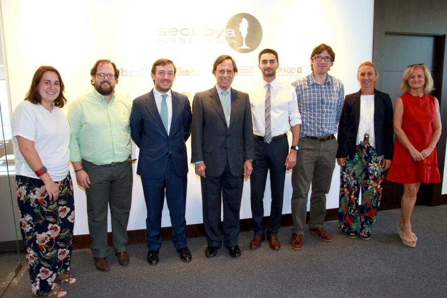 Visita a la Empresa Secuoya - Las autoridades con los responsables de la empresa.