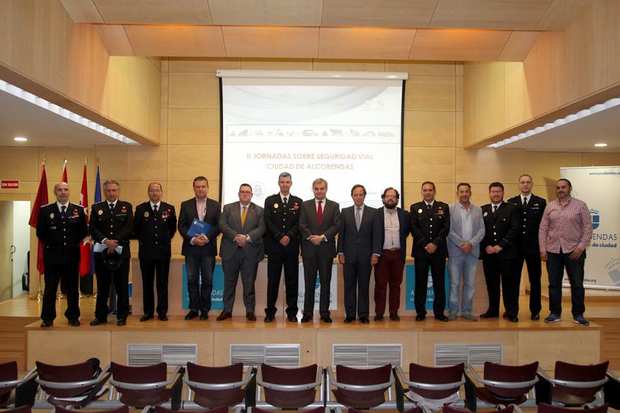 Segundas Jornadas sobre Seguridad Vial - Imagen de todas las autoridades asistentes al acto en el escenario.