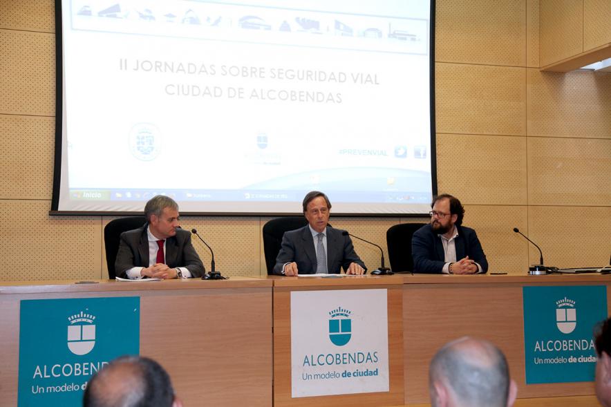 Segundas Jornadas sobre Seguridad Vial - Imagen del alcalde García de Vinuesa y otras autoridades presidiendo la mesa.