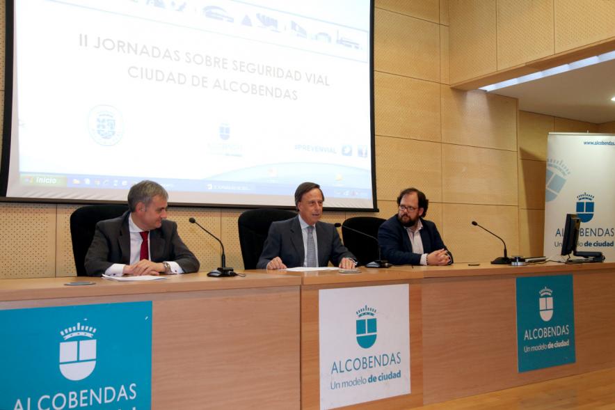 Segundas Jornadas sobre Seguridad Vial - Imagen del alcalde García de Vinuesa y otras autoridades presidiendo la mesa.