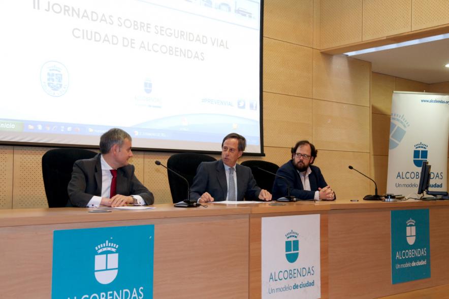 Segundas Jornadas sobre Seguridad Vial - Imagen del alcalde García de Vinuesa y otras autoridades presidiendo la mesa.