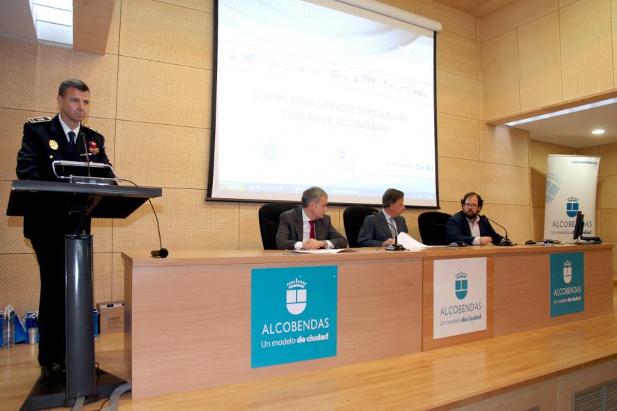 Segundas Jornadas sobre Seguridad Vial - Imagen de un miembro de los servicios públicos dirigiéndose a los asistentes al acto.