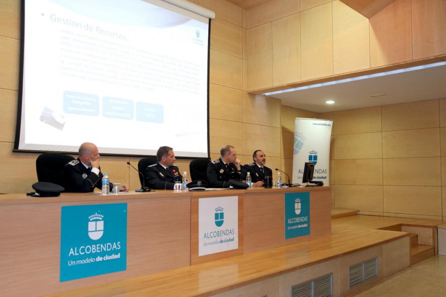 Segundas Jornadas sobre Seguridad Vial - Imagen del alcalde García de Vinuesa y otras autoridades presidiendo la mesa.