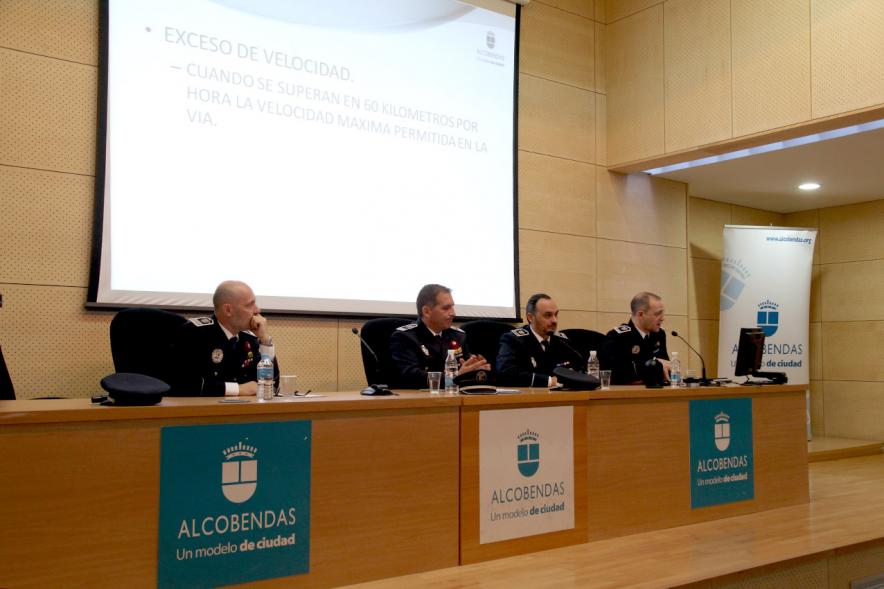 Segundas Jornadas sobre Seguridad Vial - Imagen del alcalde García de Vinuesa y otras autoridades presidiendo la mesa.