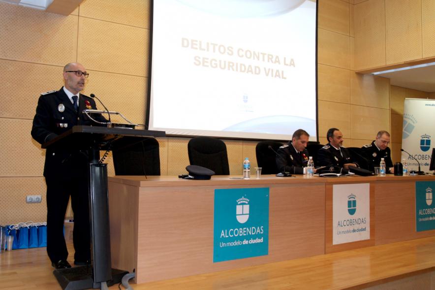 Segundas Jornadas sobre Seguridad Vial - Imagen de un miembro de los servicios públicos dirigiéndose a los asistentes al acto.