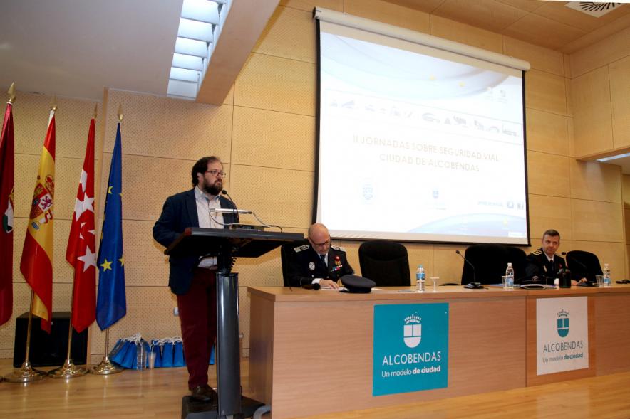 Segundas Jornadas sobre Seguridad Vial - Imagen de una autoridad dirigiéndose a los asistentes al acto.