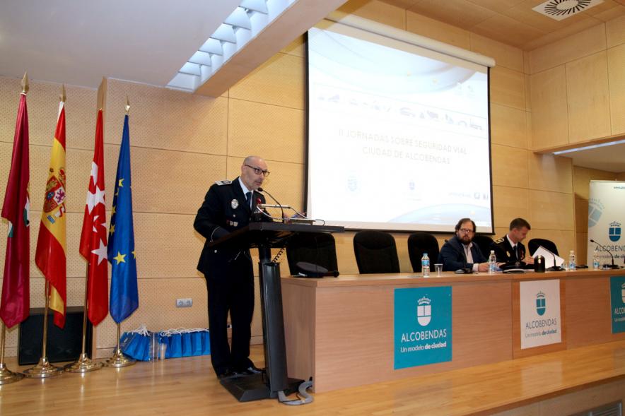 Segundas Jornadas sobre Seguridad Vial - Imagen de un miembro de los servicios públicos dirigiéndose a los asistentes al acto.