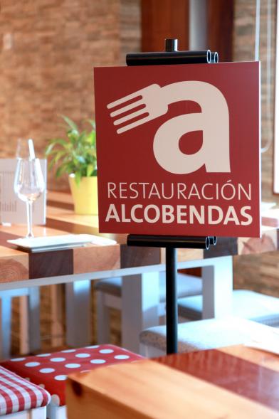 Logo del Sello de calidad en una mesa de restaurante 