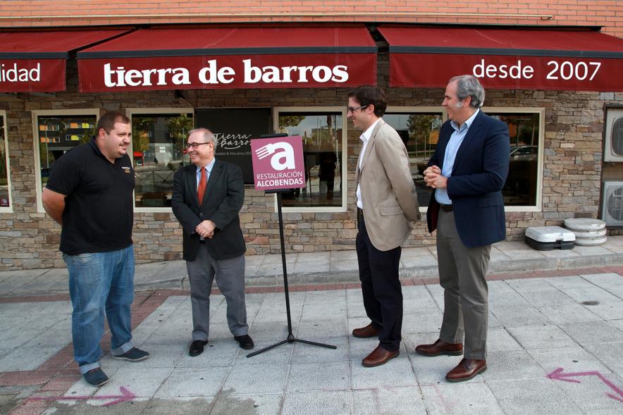 Presentación del sello en la entrada del restaurante Tierra de Barros