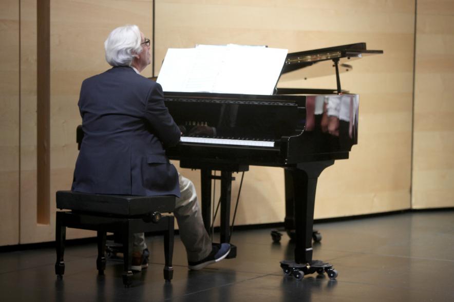 Semana del Mayor 2016 - Inauguración Semana del Mayor 2016 - Actuación de un pianista en el escenario.