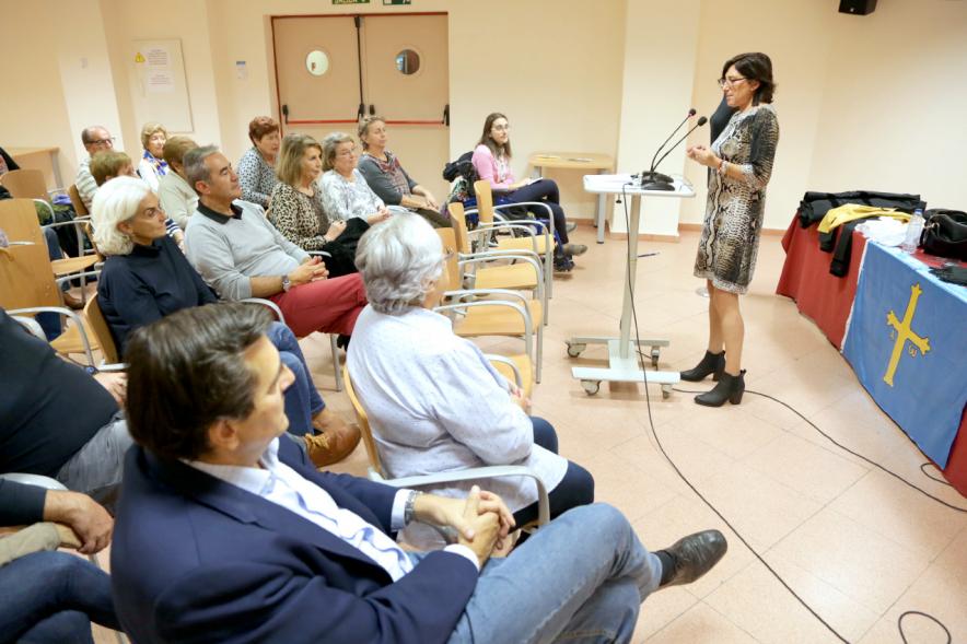 Semana Cultural Asturiana 2018 - Día de las Letras - Imagen lateral de la presentadora, el concejal y los asistentes.
