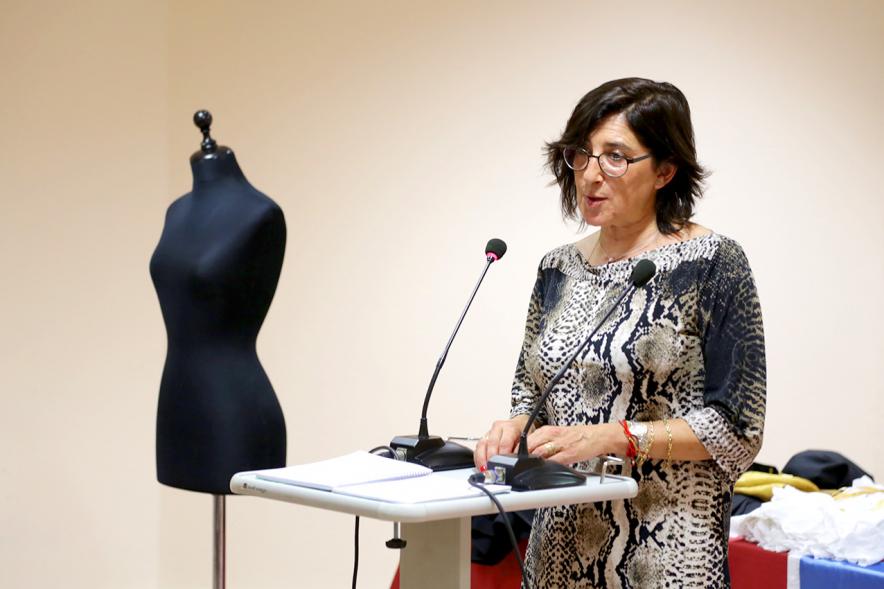Semana Cultural Asturiana 2018 - Día de las Letras - Imagen de la presentadora hablando al público.