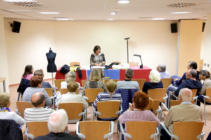 Semana Cultural Asturiana 2018 - Día de las Letras - Imagen de la presentadora hablando al público.