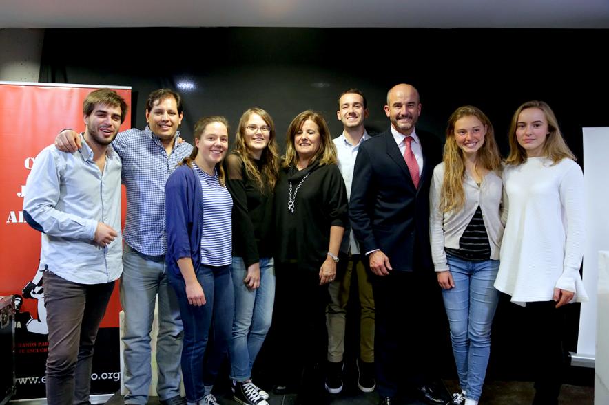 Inauguración Semana de la Juventud - Entrega de Premios Jovenes - Imagen de posado en el escenario de varias personas.