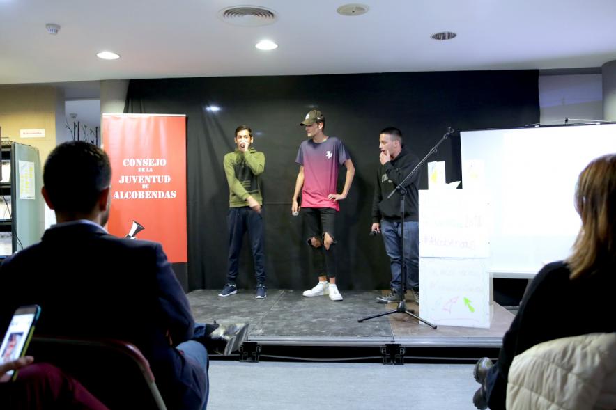 Inauguración Semana de la Juventud - Entrega de Premios Jovenes - Imagen de un momento de la actuación de unas personas en el escenario.