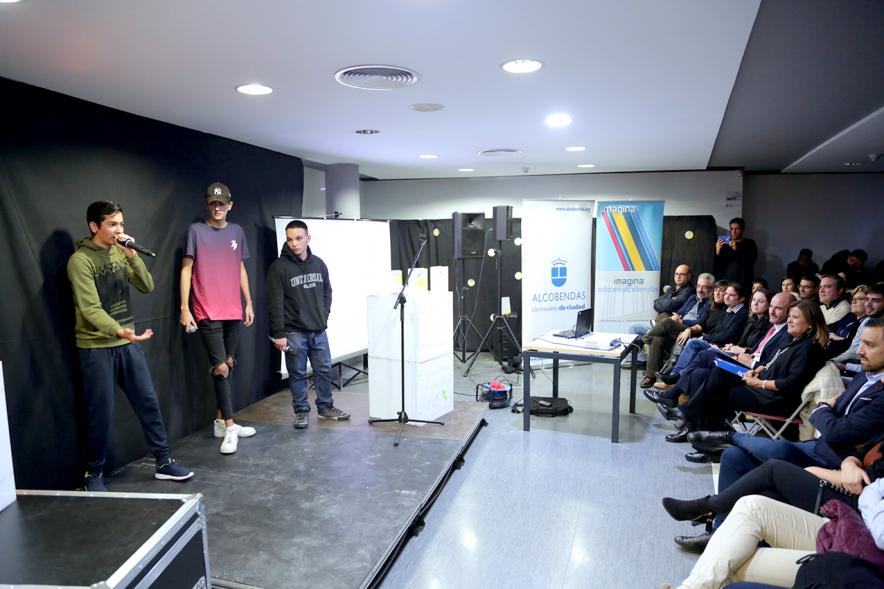 Inauguración Semana de la Juventud - Entrega de Premios Jovenes - Imagen vista general de la sala donde se celebra el acto.