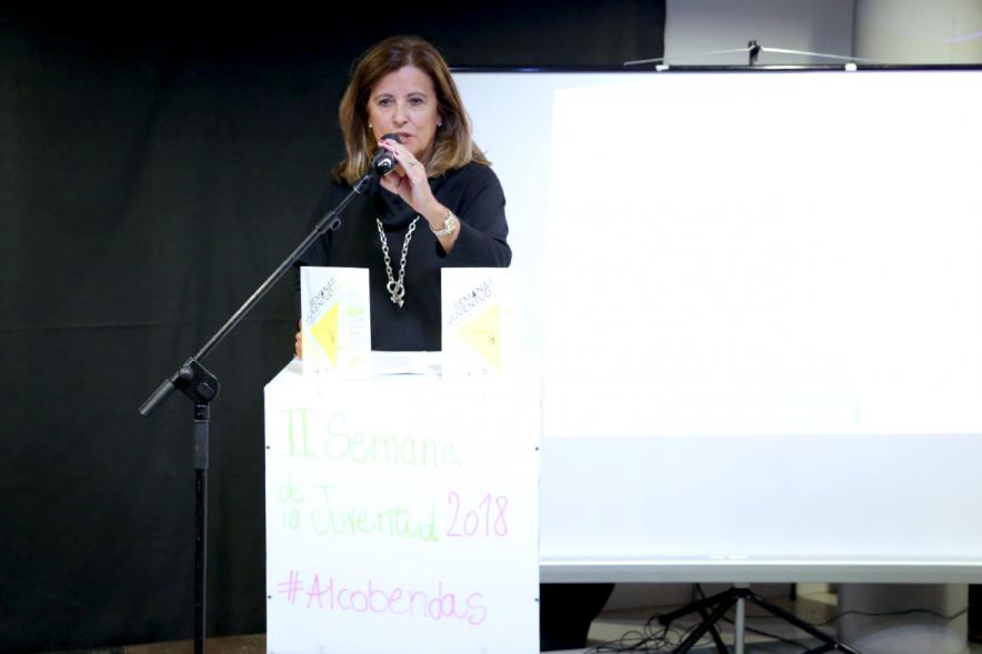 Inauguración Semana de la Juventud - Entrega de Premios Jovenes - Imagen de la representante del ayuntamiento de Alcobendas dirigiendo unas palabras a las personas asistentes al acto.
