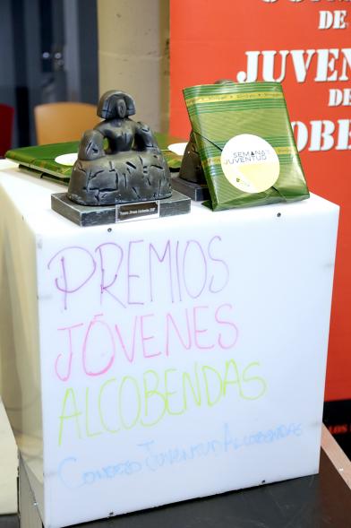 Inauguración Semana de la Juventud - Entrega de Premios Jovenes - Imagen de la mesa donde se encuentran los premios que se van a entregar en el acto.