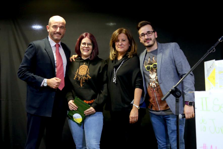 Inauguración Semana de la Juventud - Entrega de Premios Jovenes - Imagen de la entrega de un diploma a una de las personas que esta en el escenario.