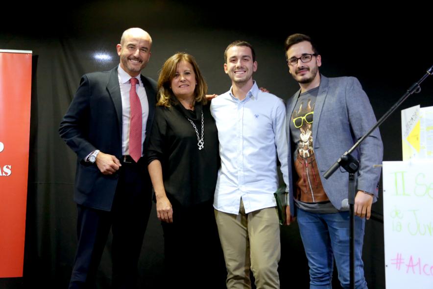 Inauguración Semana de la Juventud - Entrega de Premios Jovenes - Imagen de varias personalidades posando en el escenario.