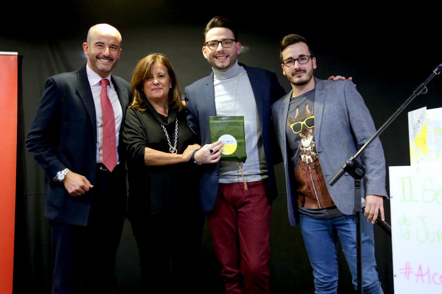 Inauguración Semana de la Juventud - Entrega de Premios Jovenes - Imagen de la entrega de un premio a una de las personas que esta en el escenario.