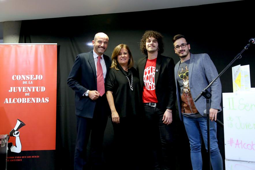 Inauguración Semana de la Juventud - Entrega de Premios Jovenes - Imagen de varias personalidades posando en el escenario.