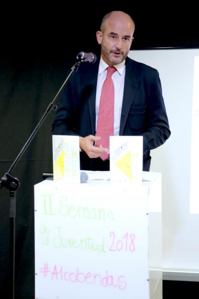Inauguración Semana de la Juventud - Entrega de Premios Jovenes - Imagen de una persona dirigiendo unas palabras a las personas asistentes al acto.