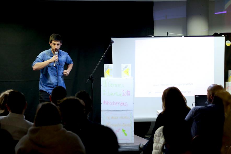 Inauguración Semana de la Juventud - Entrega de Premios Jovenes - Imagen de un momento de la actuación de una persona en el escenario.
