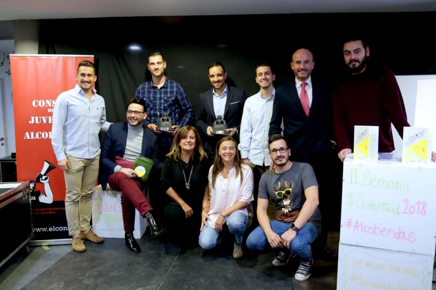 Inauguración Semana de la Juventud - Entrega de Premios Jovenes - Imagen de posado en el escenario de todos los premiados y las personas que han entregado los premios.