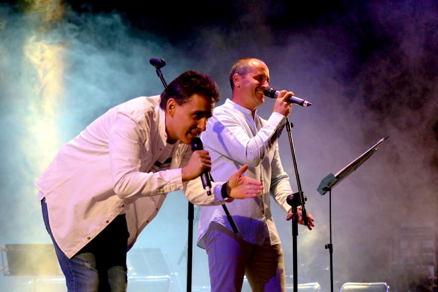 Cantantes durante la actuación