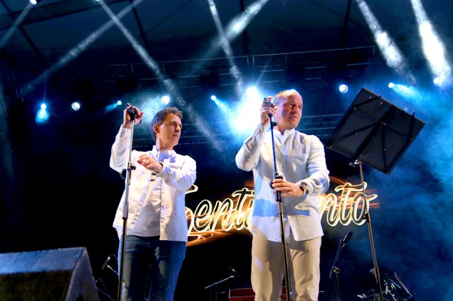 Cantantes durante la actuación
