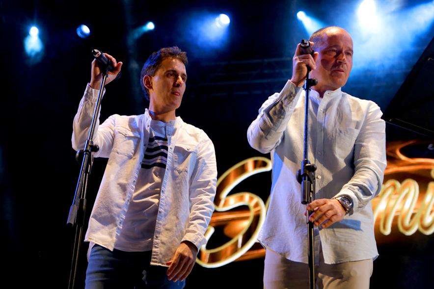Cantantes durante la actuación