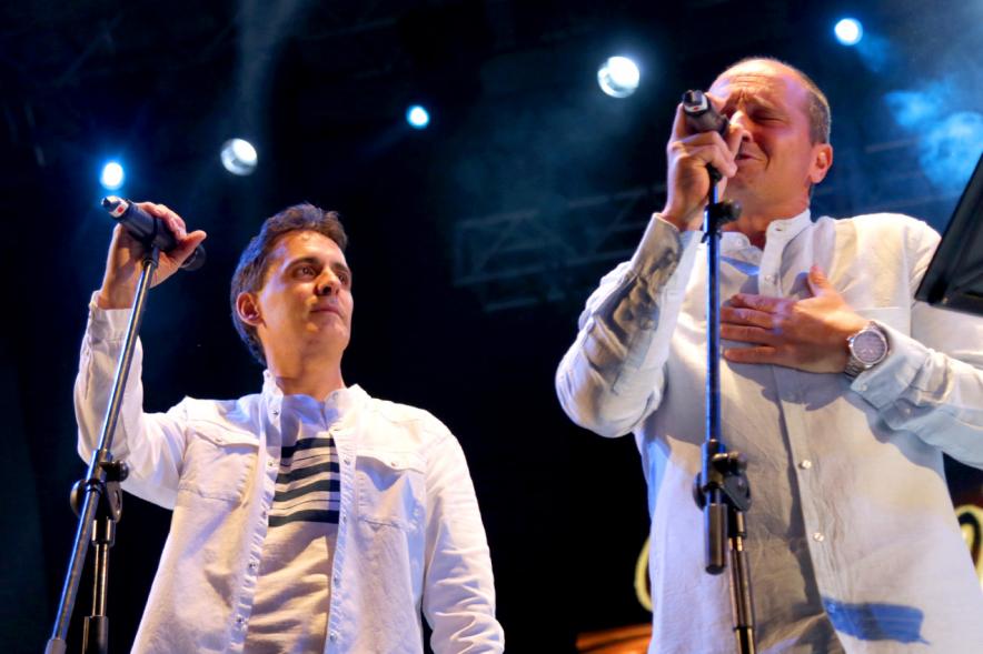 Cantantes durante la actuación