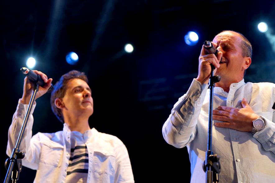 Cantantes durante la actuación