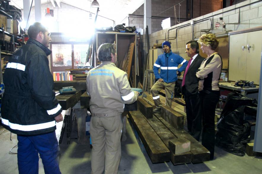 Visita Institucional a Seromal - Imagen del alcalde García de Vinuesa y otras personas en un momento de su visita a Seromal.