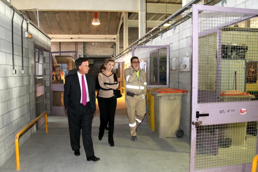 Visita Institucional a Seromal - Imagen del alcalde García de Vinuesa y otras personas en un momento de su visita a Seromal.