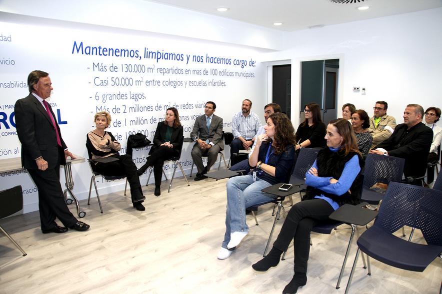 Visita Institucional a Seromal - Imagen del alcalde García de Vinuesa reunido con otras personas en una sala.