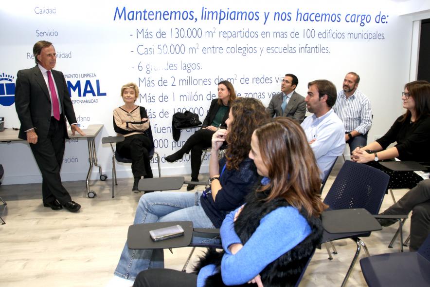 Visita Institucional a Seromal - Imagen del alcalde García de Vinuesa reunido con otras personas en una sala.