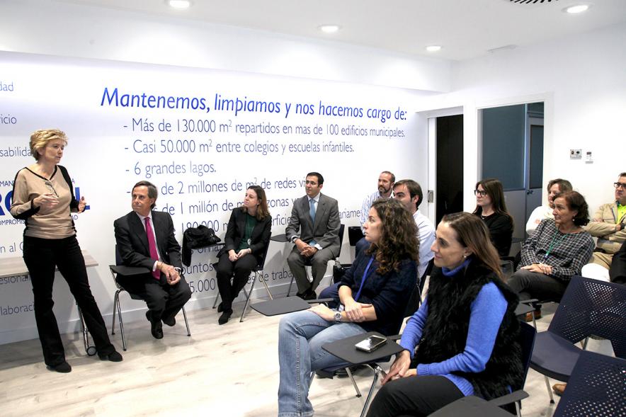 Visita Institucional a Seromal - Imagen del alcalde García de Vinuesa reunido con otras personas en una sala.