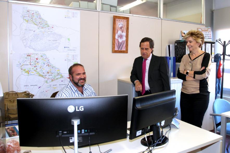 Visita Institucional a Seromal -  Imagen del alcalde García de Vinuesa y otra persona charlando con un trabajador durante su visita a Seromal.