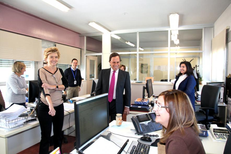 Visita Institucional a Seromal -  Imagen del alcalde García de Vinuesa y otra persona charlando con un trabajador durante su visita a Seromal.