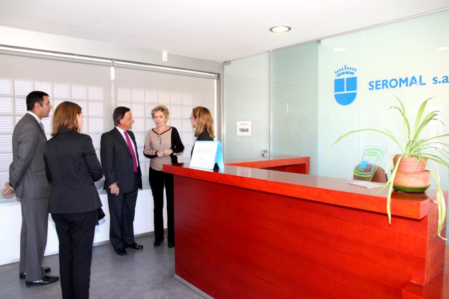 Visita Institucional a Seromal - Imagen del alcalde García de Vinuesa y otra personalidades a su llegada a la empresa.