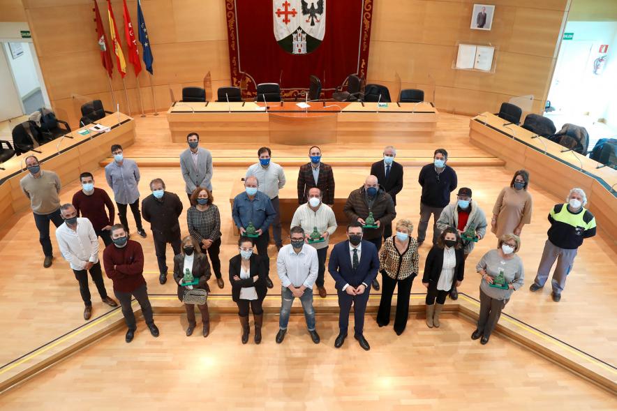 Asistentes posan con sus trofeos