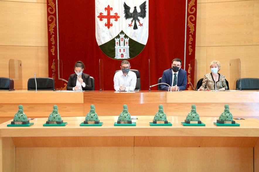 Representantes del consistorio con los trofeos Meninas en primer plano